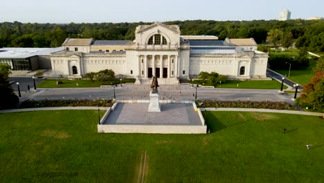 Schickes-Weißes-Hauptgebäude-Auf-Dem-Prestigeträchtigen-Amerikanischen-College-Campus