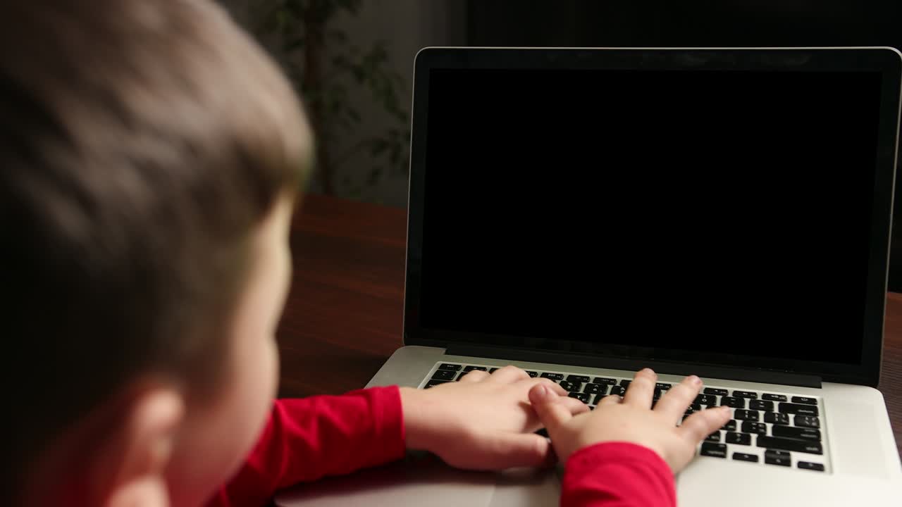 niños lección de educación a distancia, tecnología para niños. niño niño haciendo escuela