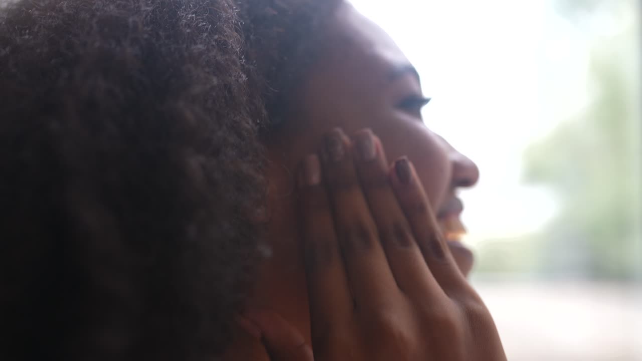 mujer que aplica el producto para el cuidado de la piel