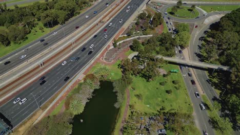 Luftdrohne,-Die-Sich-An-Einem-Sonnigen-Tag-Vorwärts-Bewegt,-über-Eine-Autobahnbrücke-Und-Durch-Fahrspuren-Entlang-Des-Elizabeth-Quay-In-Perth,-Westaustralien