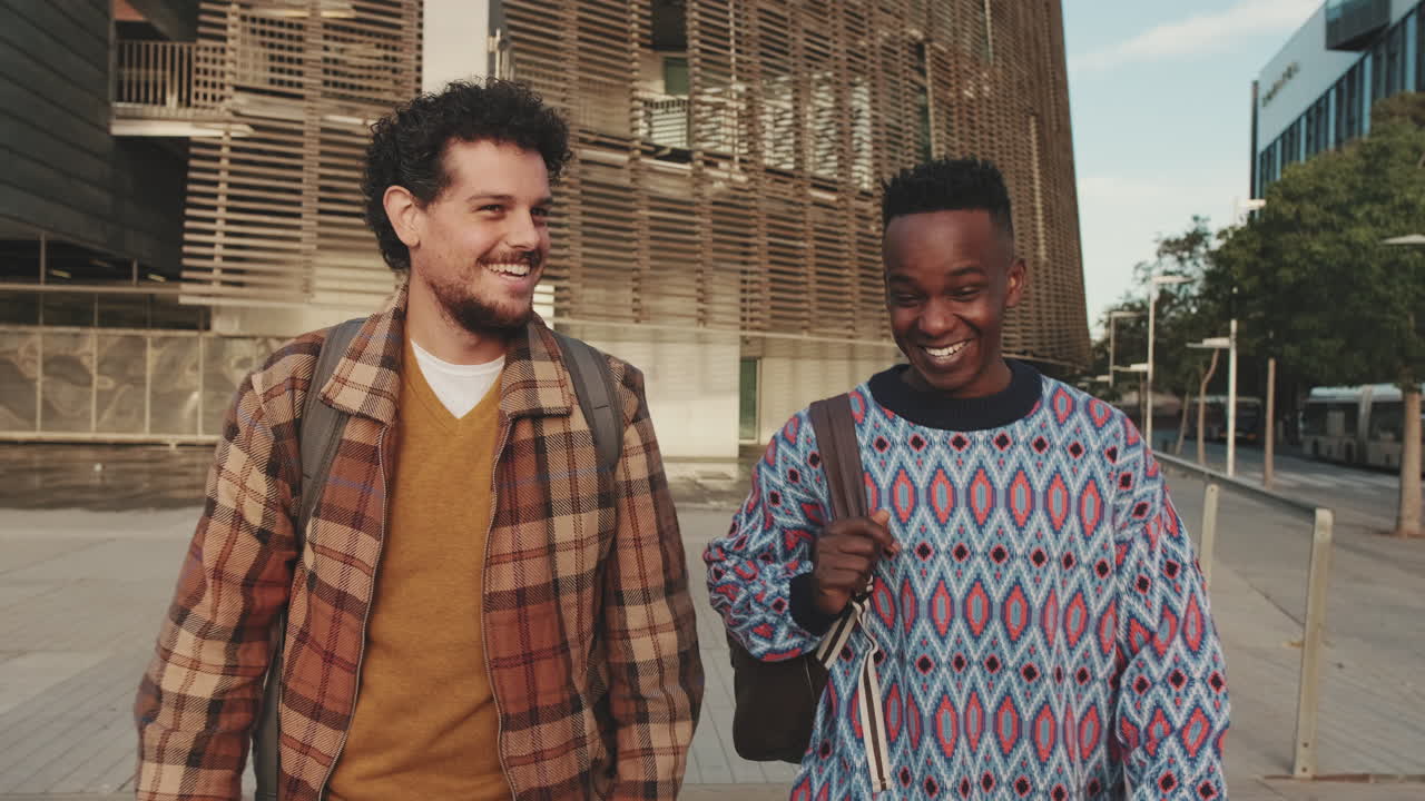 Two friends walking in the city