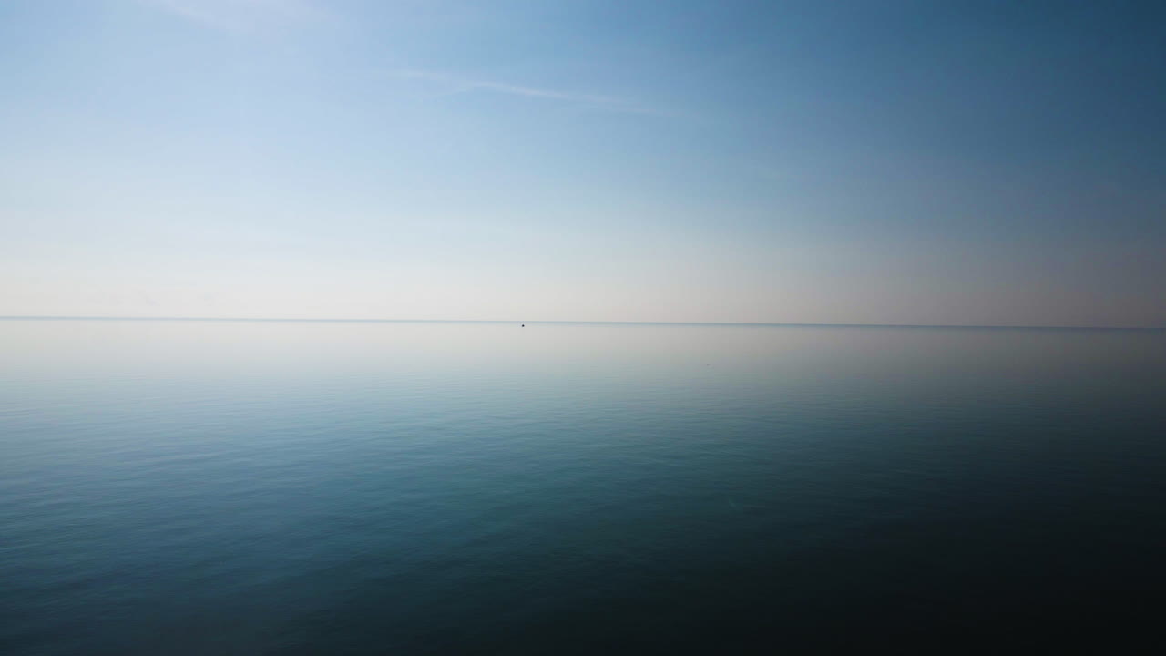 바다 또는 호수 물 위의 안개는 지평선을 흐리게 하고, 진정시키는 파란색 경사 배경을 만니다.