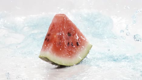 salpicaduras de agua fresca en la sandía roja. filmado con una cámara súper lenta de 1000 fps.