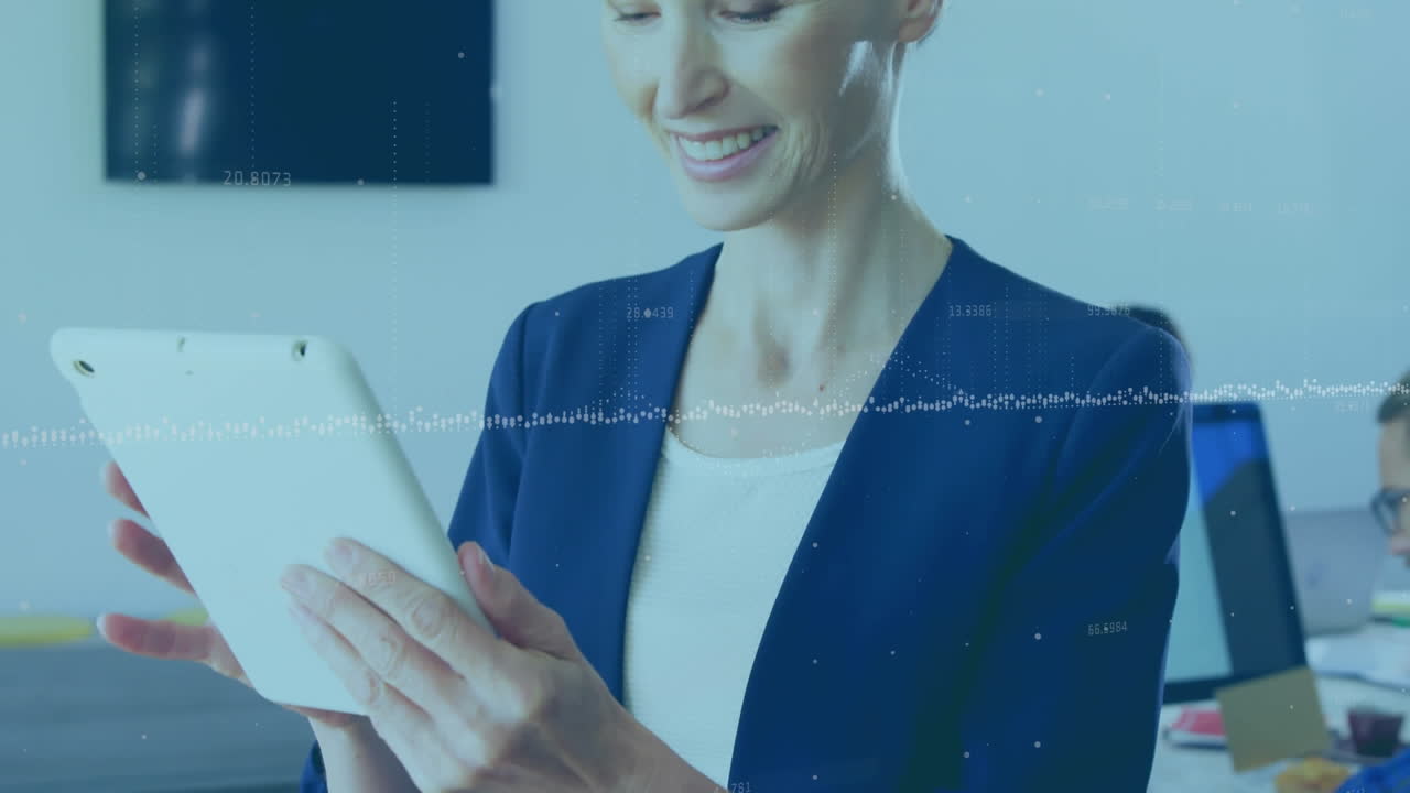 animación de procesamiento de datos sobre mujer de negocios caucásica usando tableta digital en la oficina