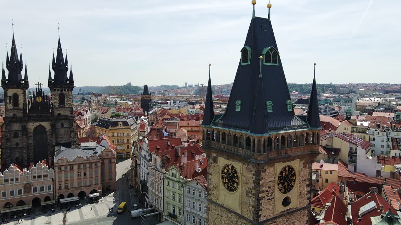 Piazza medievale di Praga ripresa da drone con la famosa torre dell'orologio e la chiesa a doppia guglia