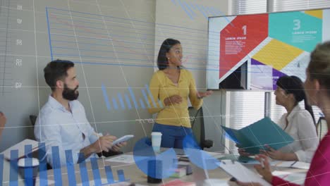 animación del procesamiento de datos estadísticos sobre una mujer afroamericana haciendo una presentación en la oficina
