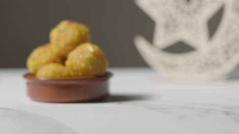 laddoo en un tazón celebrando el festival musulmán de eid con el símbolo de pakistán