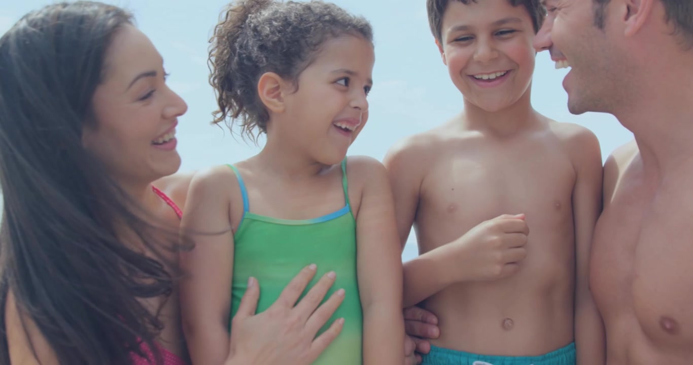 Animazione della bandiera USA sventolante su felice famiglia caucasica