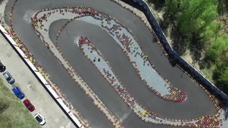 vista aérea de una pista de go-kart