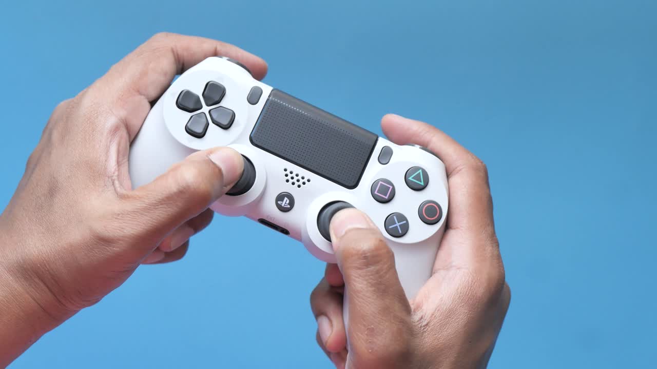 색 플레이스테이션 컨트롤러를 들고 있는 손