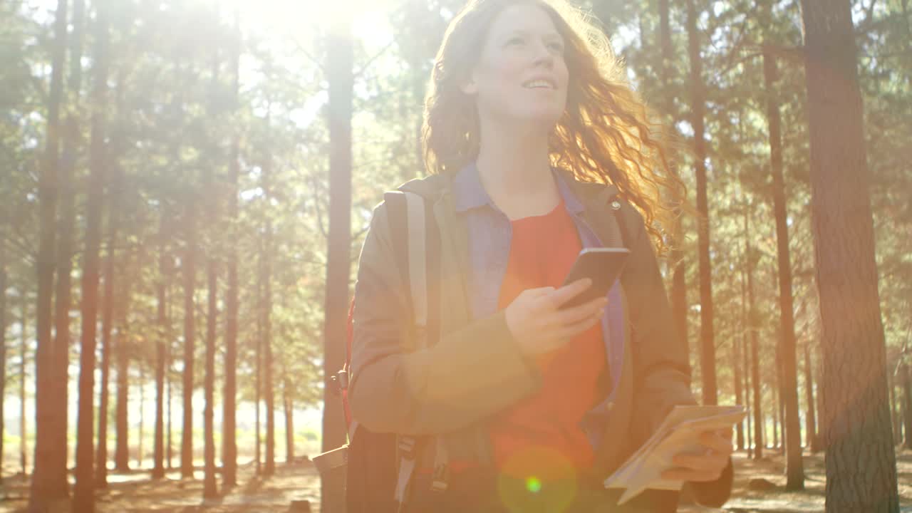 숲에서  ⁇ 드폰을 사용하는 여성 4k
