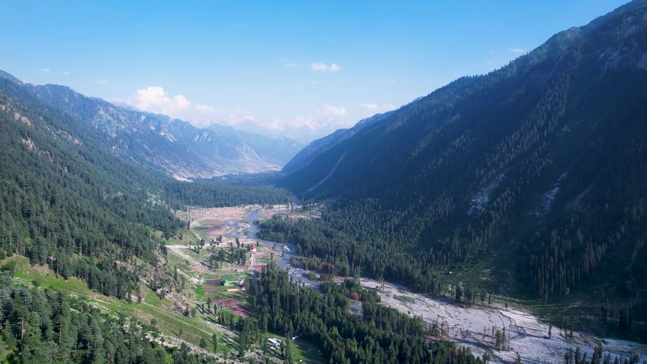 Fluss schlängelt sich durch einen dichten Wald zwischen Berghängen im Kumrat-Tal, Khyber Pakhtunkhwa, Pakistan