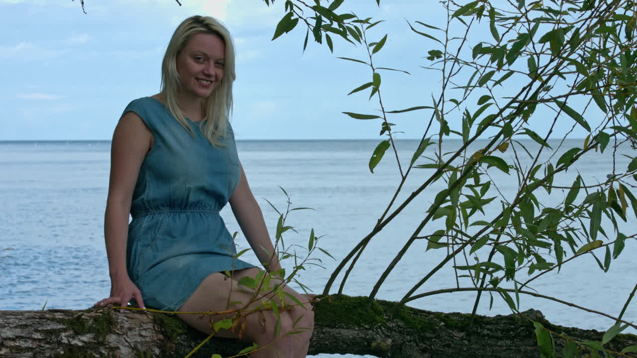 una mujer esta sentada en un arbol