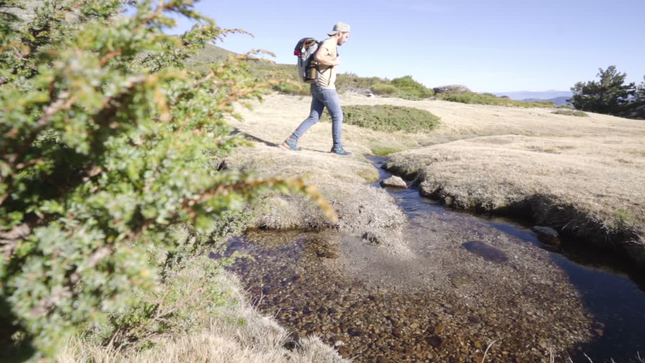 explorador masculino trekker mochilero solo sendero de alta montaña explorando el parque natural penalara en madrid españa