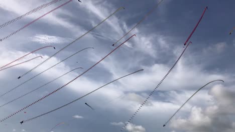 Festival-Internacional-De-Cometas-En-La-Hermosa-Playa-De-Parangkusumo-En-Indonesia-Con-Varios-Tipos-De-Cometas,-Como-La-Cometa-Con-Forma-De-Dragón