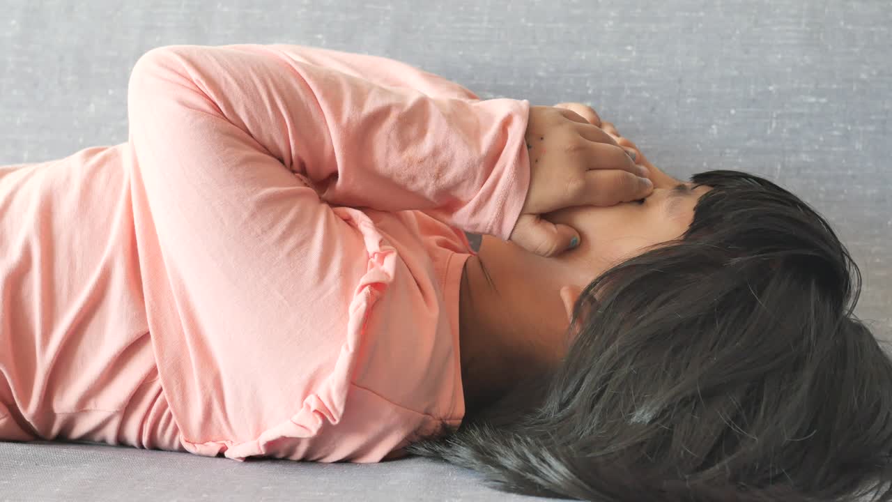 얼굴을 고 있는 화가 난 소녀