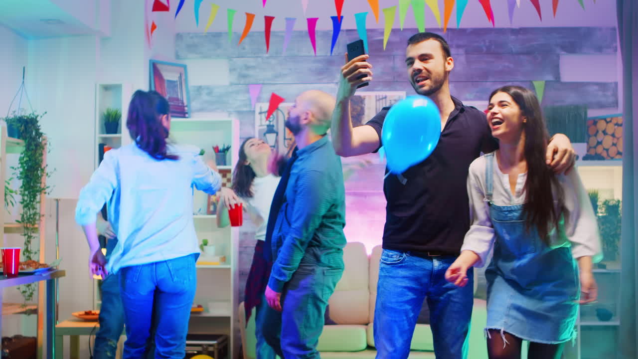 atractivo joven barbudo tomando una selfie con un hermoso amigo