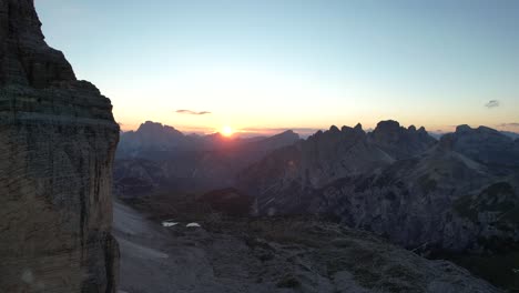 Felsige-Berge-Im-Sonnenuntergangshimmel