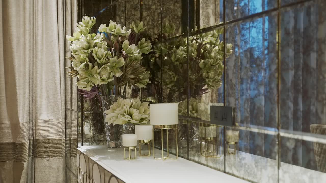 plantas de interior y decoraciones nórdicas en la mesa de la consola contra azulejos de pared espejados