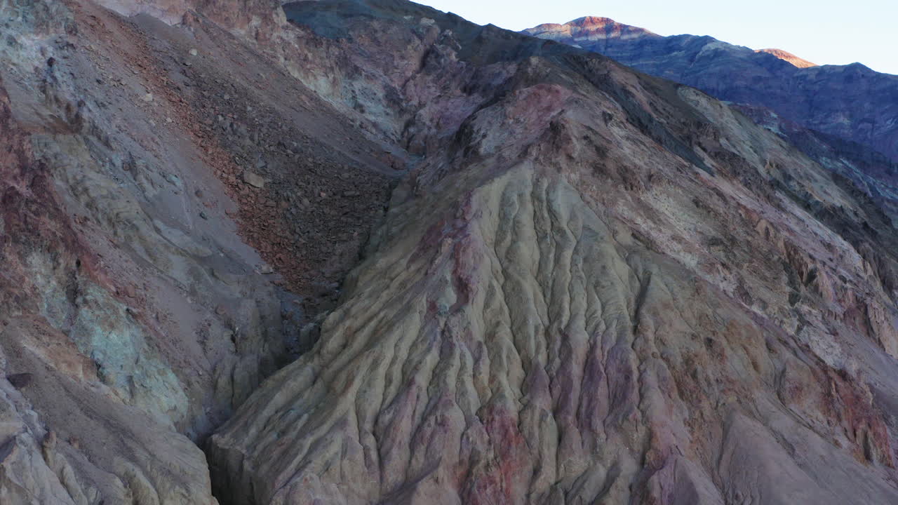 drone aéreo sobre las montañas negras a lo largo del camino del artista en el valle de la muerte, california