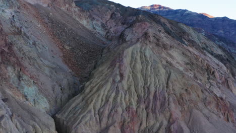 Luftdrohne-über-Den-Schwarzen-Bergen-Entlang-Des-Artist&#39;s-Drive-Im-Death-Valley,-Kalifornien