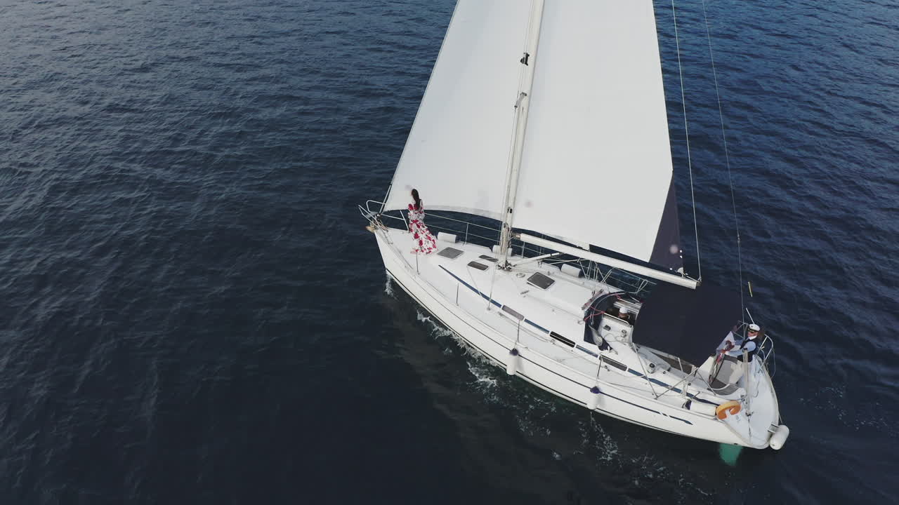 pareja navegando en un yate