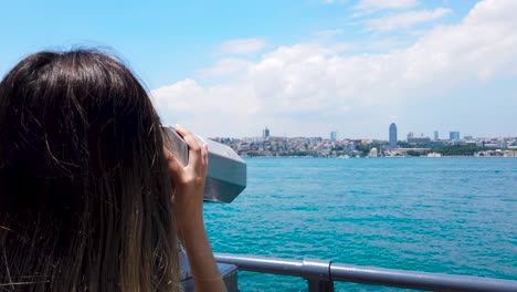 Schönes-Mädchen-Blickt-Durch-Ein-Sightseeing-Fernglas-Auf-Den-Bosporus,-Ein-Beliebtes-Reiseziel-In-Üsküdar,-Istanbul,-Türkei
