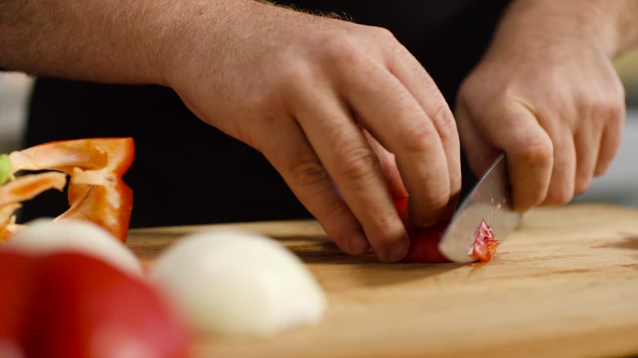 chef cortando verduras