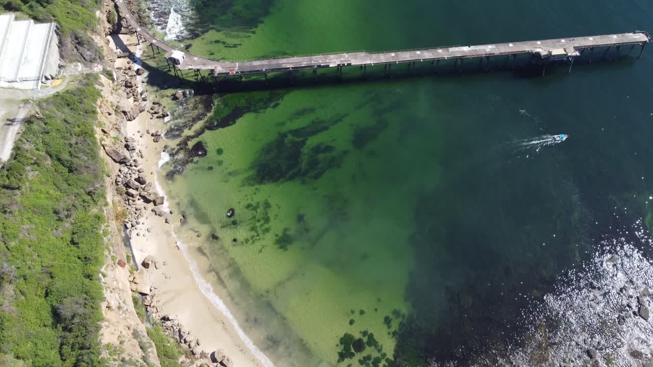 캐서린 힐 베이 뉴사우스웨일즈 중앙 해안 스완지 오스트레일리아의 광산 마을 파도에 있는 석탄 적재 부두의 조감도 팬 드론 샷 3840x2160 4k