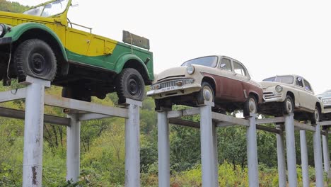 viejos autos antiguos en exhibición en nagorno karabaj - toma panorámica