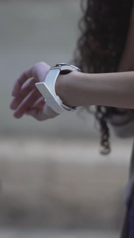una mujer joven en una llamada telefónica.
