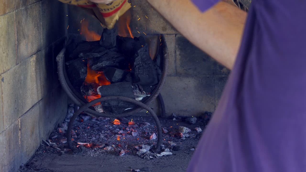 preparando el fuego para un asado argentino