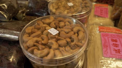 nueces de caju secas y horneadas en cajas transparentes en el mercado de comida callejera de tailandia asiática para la venta documental