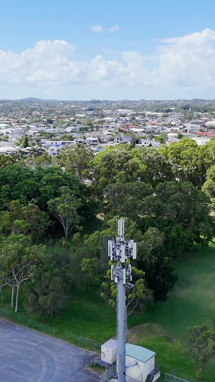 imágenes de drones de la torre de telefonía celular y sus alrededores