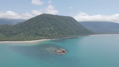 Isla-Golpeada-Por-Un-Mar-Azul-Tranquilo-Con-Una-Montaña-Verde---Playa-Thornton-Dentro-Del-Parque-Nacional-Daintree-En-Qld,-Australia