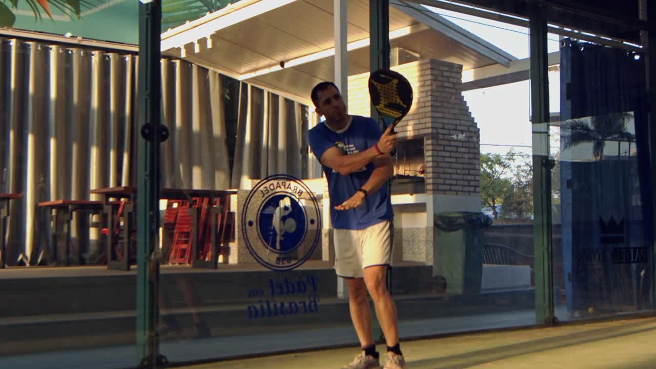 hispano mal jugando padel swings y golpea la pelota a su oponente