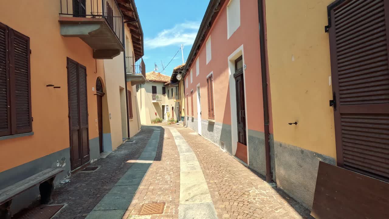 esplorando le stradine strette e colorate di napoli, in italia