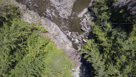 Ein-Kleiner-Fluss,-Der-In-Eine-Kurze-Schlucht-Mündet