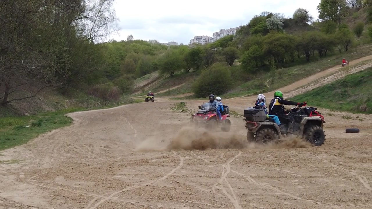 Motociclette sconosciute si allenano su terreno montuoso. Rallentatore