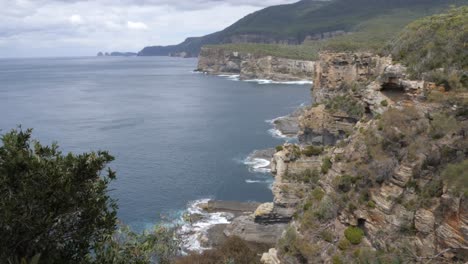 amplia vista de la costa costera con océano, acantilados y rocas, península de tasmania, australia