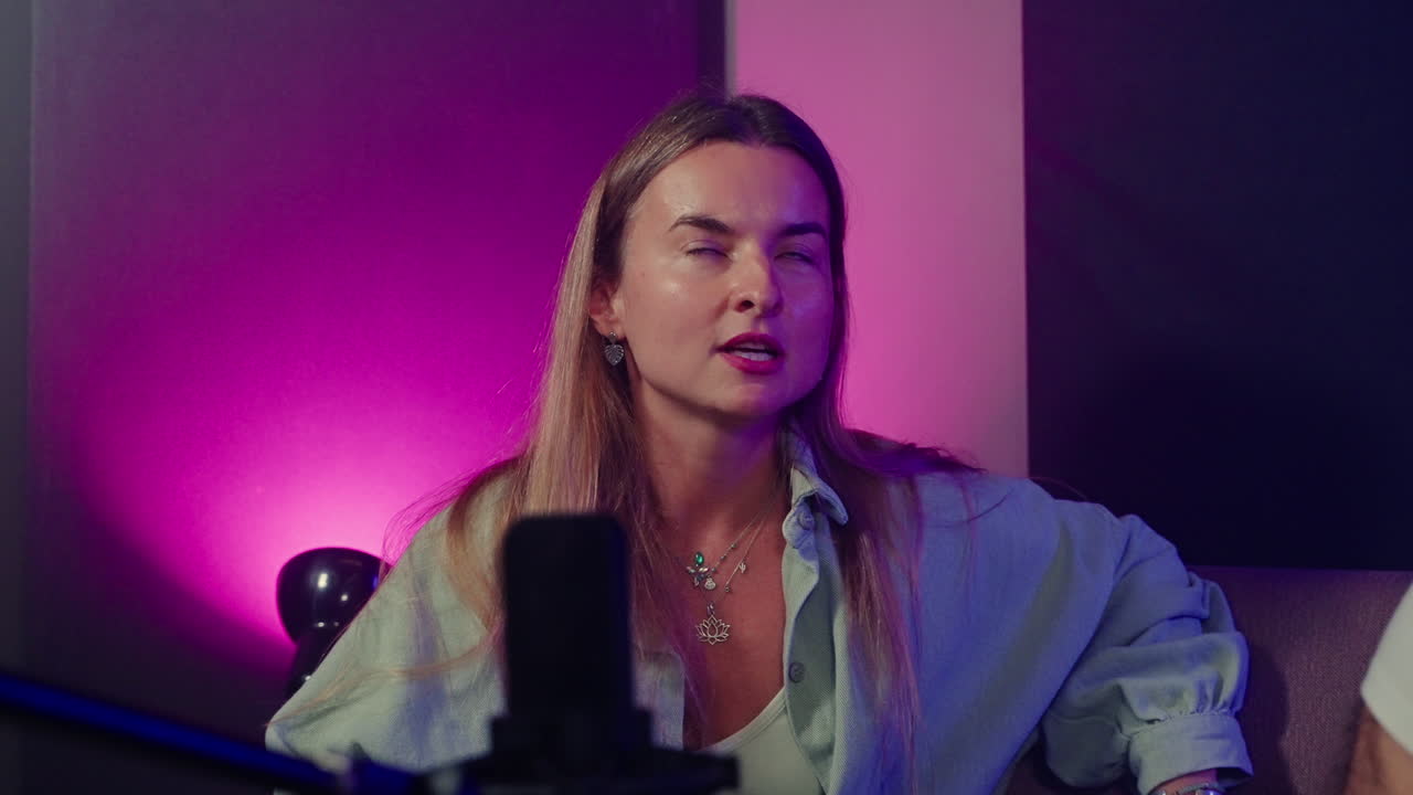 mujer en el estudio de grabación de podcast