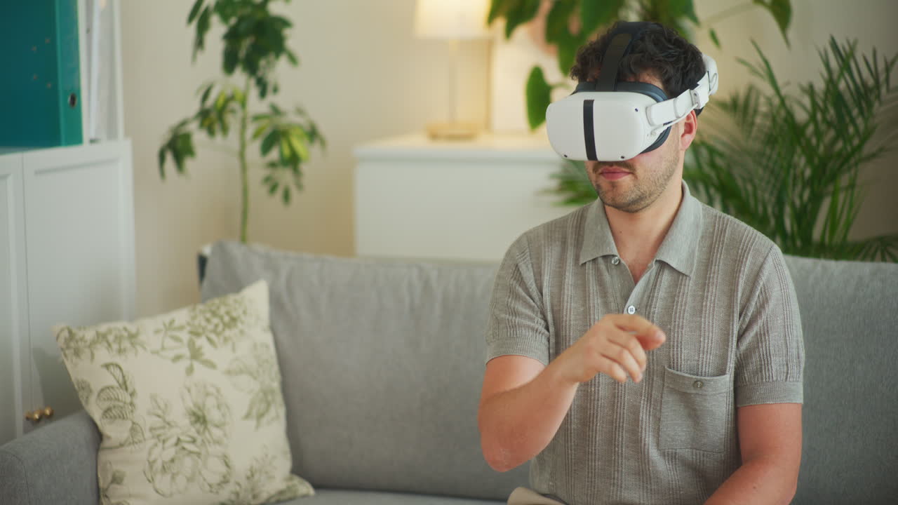 hombre navegando por internet en realidad virtual