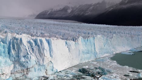 una magnífica toma de establecimiento de un glaciar azul y morado