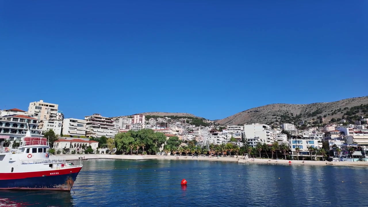 Arnavutluk Sarandë Saranda feribot limanından İyon Akdeniz üzerinden ayrılış.