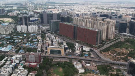 Imágenes-Aéreas-De-Una-Ciudad-India-Moderna,-Hyderabad,-Fue-Designada-Como-La-Ciudad-De-Destino-Para-Ella-Y-Sus-Empresas,-Y-También-Se-Estableció-Una-Comisionada-De-Policía-Metropolitana-Separada-En-Cyberabad.