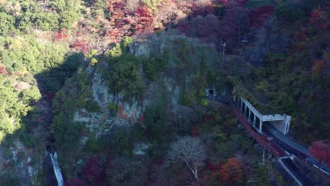 Mountain-road-in-Osaka-Japan,-Minoo-National-Park-early-in-the-morning