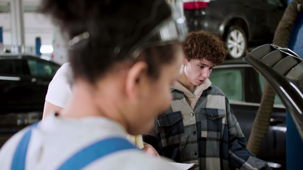 고객과 대화하는 정비사