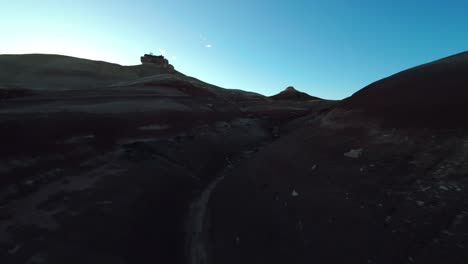 Luft-FPV-Flug-über-Bentonit-Hügel-Bei-Sonnenuntergang,-Spektakulärer-Ort,-Den-Man-In-Utah-Besuchen-Sollte