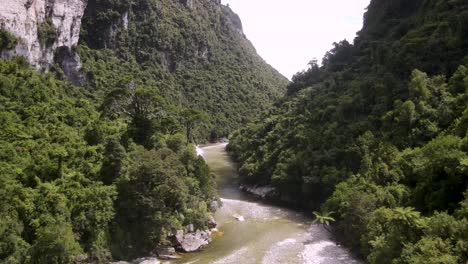 Asombrosa-Vista-Natural-Del-Río-Remoto-En-La-Jungla,-Rodeada-De-Altos-Acantilados