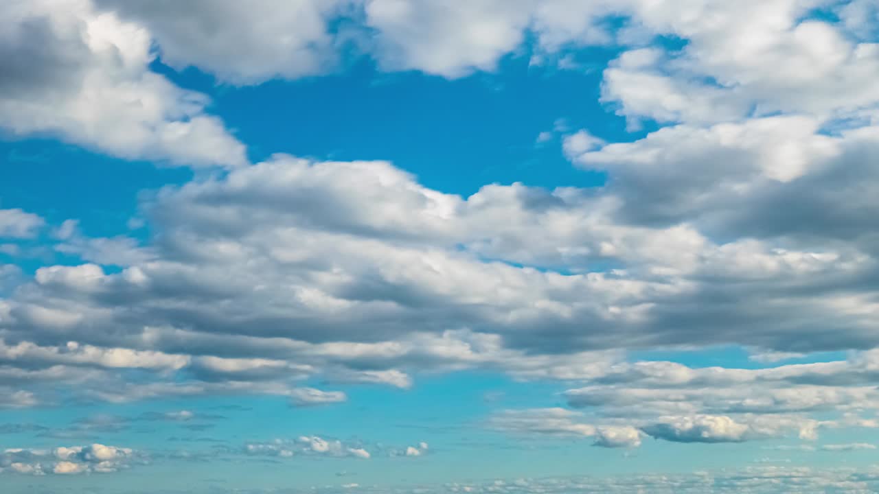 구름과 함께 아름다운 파란 하늘 배경 타임 스 루프, 하 롤링, 빠른 모션 타임  스 구름 지평선, 4k 클라우드 스케이프 타임